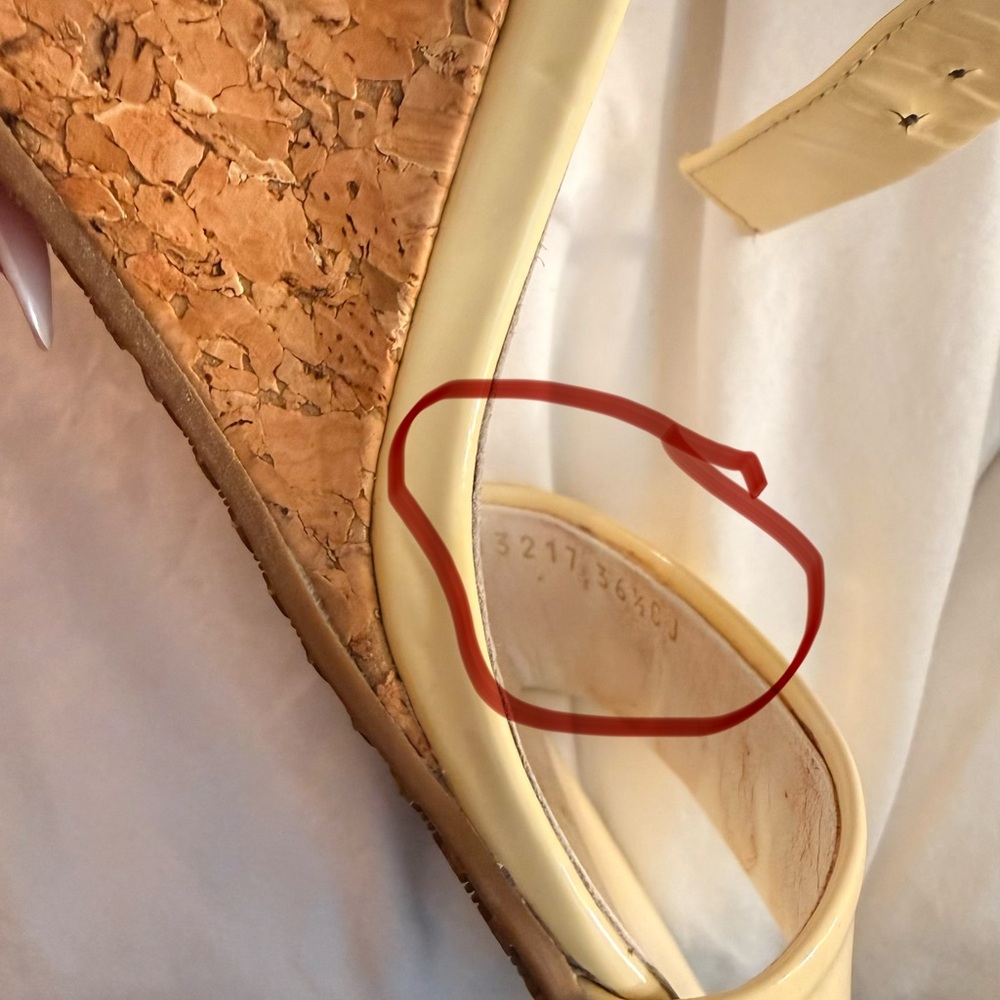 Gucci Cream Patent Leather Cork Wedge Sandals with gold interlocking CC logo - Picture 7 of 8